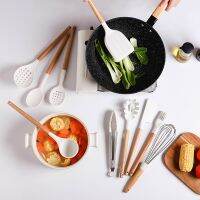 KEMROELA White Silicone Kitchenware Cooking Tool Utensils Set With Wooden Multifunction Handle Non-Stick Spatula Ladle Egg Beaters Shovel 白色硅胶厨具 硅胶厨具 锅铲 面捞 厨具 厨房炊具 炊具 炊具套装不粘锅铲勺，搅蛋器，铁锹