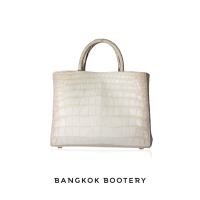 BANGKOK BOOTERY  กระเป๋าถือ รุ่น STUFFY หนังจระเข้ส่วนท้อง สี Himalayan size 20