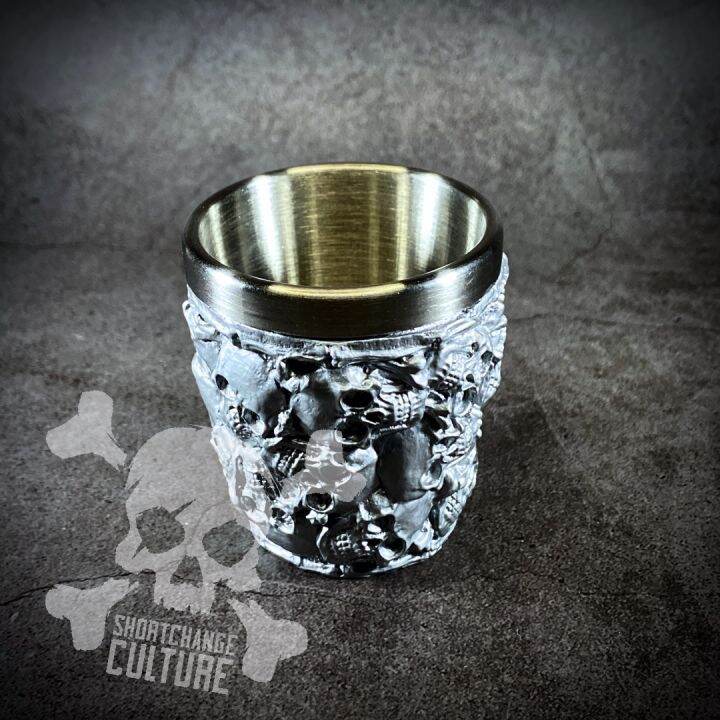 ของสะสม-แก้วช็อตลายนูน-รูปสุสานหัวกะโหลก-graveyard-of-skulls-shot-glass