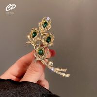 Rhinestone Calla Lily เข็มกลัด Retro Emerald Temperament Pin High-End Western อุปกรณ์เสริม Elegant กระพริบเพชรเสื้อผ้า