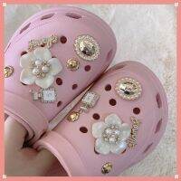 ✽❁ CROCS เข็มกลัด รูปกลีบดอกไม้ ประดับไข่มุก ถอดออกได้ เหมาะกับของขวัญ สําหรับผู้หญิง DIY