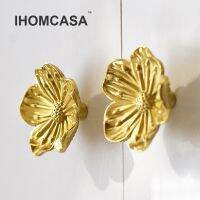 IHOMCASA ตู้เฟอร์นิเจอร์ทองแดงรูปร่างดอกไม้ศิลปะลูกบิดและที่จับสำหรับโคมไฟตู้ใสครัวลิ้นชักประตูดึงทองเหลืองสไตล์นอร์ดิก