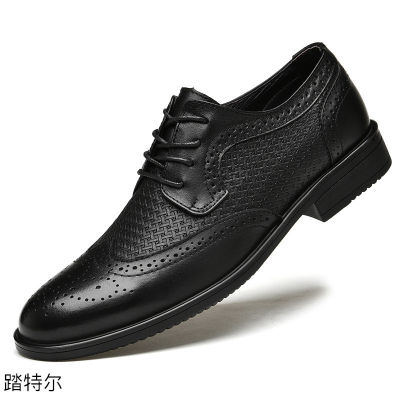 Yueteng หนังวัวชั้นยอดแกะสลักแบบลำลองใช้ในรองเท้าประดับลูกไม้สำหรับนักธุรกิจรองเท้าบุรุษขนาดใหญ่รองเท้าหนัง