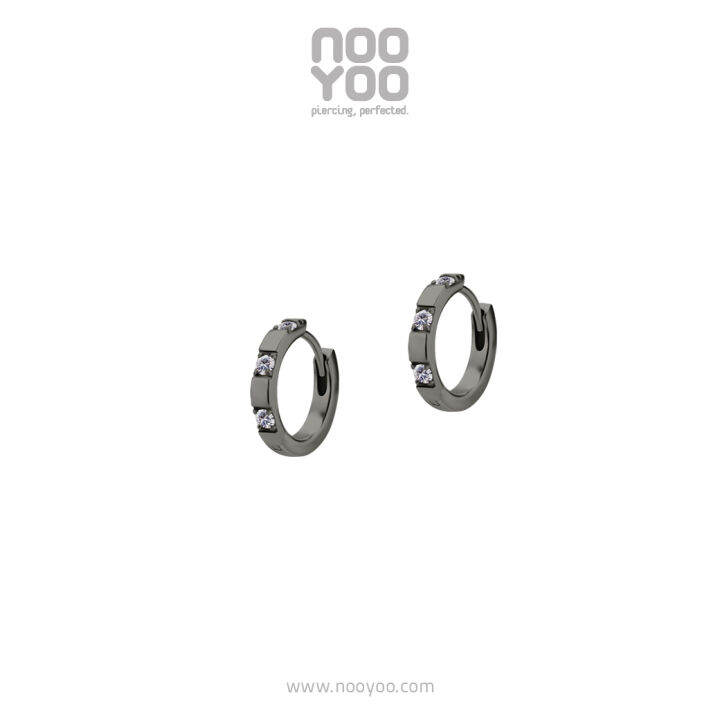 nooyoo-ต่างหูสำหรับผิวแพ้ง่าย-hoop-with-3-cubic-zirconia-ขาว-ดำ