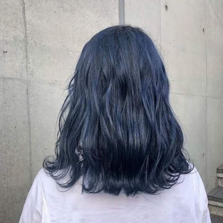 Nếu bạn là người yêu thích những màu tóc sắc màu, hãy thử sức với nhuộm tóc màu xanh đen dương, xanh rêu khói
