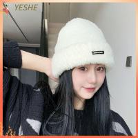 YESHE สีทึบทึบ หมวกถักนิตติ้ง หนาขึ้น ป้องกันหู หมวกแก็ปฝากระโปรง แฟชั่นสำหรับผู้หญิง ฤดูหนาวที่อบอุ่น หมวกบีนนี่