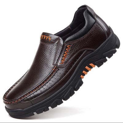 รองเท้าหนังแท้รองเท้าโลฟเฟอร์ผู้ชายรองเท้าลำลองผู้ชายหนังวัวอ่อนใหม่รองเท้าผู้ชาย A2088แบบสลิปออนสีน้ำตาลดำ