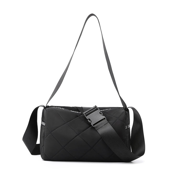 กระเป๋า-2023-ใหม่สตรีทเทรนด์ไนลอนแฟชั่นรูปสี่เหลี่ยมขนมเปียกปูนหมอนกระเป๋าหญิงสะพายไหล่สะพายข้างขายส่ง