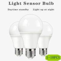 [HOT QQZIWWUJJWG 104] หลอดไฟ LED Dusk To Dawn สมาร์ทหลอดไฟ E27 B22 10W Sensor หลอดไฟ AC220 240V Day Night Light เปิด/ปิดอัตโนมัติสำหรับบันไดห้องโถง Pathway