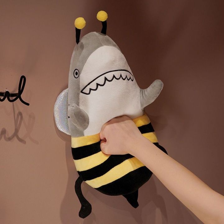 2023shark-ปลาฉลาม-bee-ตุ๊กตาหมอนผึ้งฉลามตุ๊กตาหลอกฉลามแกะสลักฉลามขี่ม้าตุ๊กตาของเล่นของขวัญวันเกิด