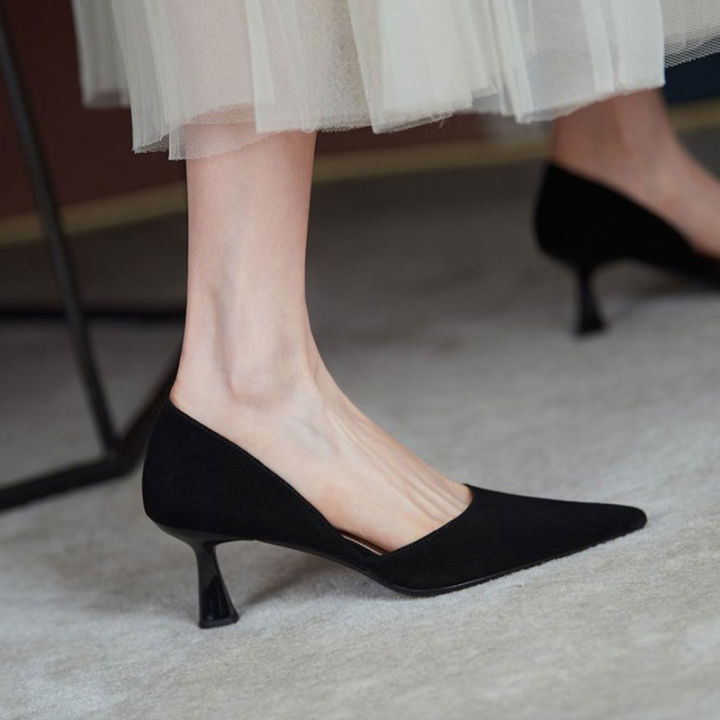 รองเท้าส้นสูงของผู้หญิงสไตล์ฝรั่งเศสย้อนยุคมีรูกริชปากตื้นปลายแหลมใหม่