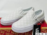 ??รองเท้าผ้าใบ Vans Slip on  ของใหม่100% พร้อมกล่อง ป้ายครบไซส์ สินค้าถ่ายจากงานจริง  ใส่ได้ทั้งชายและหญิง ใส่สบาย พร้อมจัดส่ง