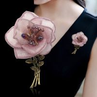 Korean Yarn Fabric Flower Brooch Pin Metal Crystal Lapel Pins Shirt Dress Corsage Trendy Jewelry Brooches for Women Accessories