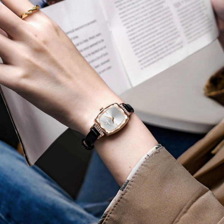 นาฬิกาข้อมือนาฬิกาผู้หญิงสี่เหลี่ยมหรูหราขนาดเล็กหรูหราใหม่ของขวัญแฟชั่น