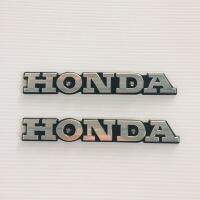 โลโก้ตัวหนังสือ HONDA  ตัวอักษรนูน มี 2 สี ตัวอักษรสีเงินพื้นดำ / ตัวอักษรสีทองพื้นดำ ขนาด 2.5 x 16 cm. ระยะห่างรูน็อต 6.5 cm.(ขายเป็นคู่)