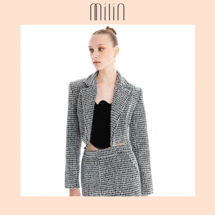milin-classic-collar-structured-shoulders-boxy-cropped-blazer-เสื้อเบลเซอร์ครอปทรงบ็อกซี่ปกเสื้อแบบคลาสสิค-แต่งเสริมไหล่-timeless-crop-jacket