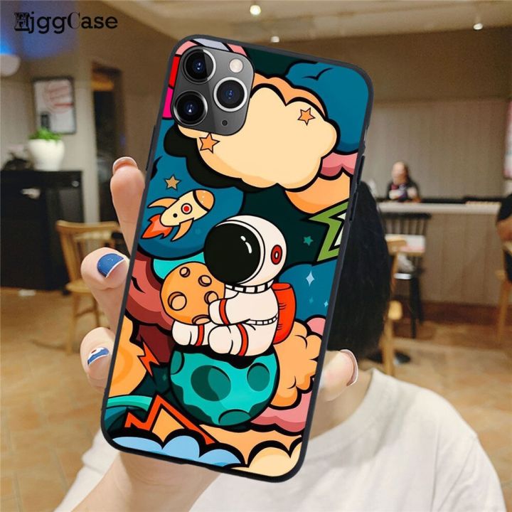 สินค้าใหม่มีในสต็อก-เคสโทรศัพท์สีดำนิ่มภาพวาดอวกาศนักบินอวกาศสำหรับ-iphone-14-11-12-13-pro-max-mini-x-xs-xr-6s-7-8-plus-se-2020ฝาหลัง