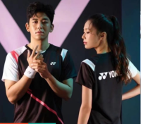 Yonex เกมกีฬาสำหรับทั้งหญิงและชายใหม่เสื้อเทนนิสฤดูร้อน2023ระบายอากาศที่สะดวกสบายเสื้อเจอร์ซีย์นักกีฬาแห้งเร็ว