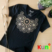 KUNI #K1  เสื้อยืดแต่งเพชรลายไทย ลายสร้อยคอ ดำ-ขาว แขนสั่น เข้ารูป เสื้อแบรนด์ไทย เสื้อยืดลายไทยของฝากของที่ระลึกพรีเมี่ยม by Kunibrand