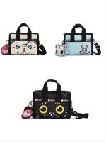 LeSportsac ทางการกระเป๋าเล็กแท้ผู้หญิงสีดำและสีขาวแมวกระเป๋าแมสเซนเจอร์ลายการ์ตูนน่ารักกระเป๋าสะพายไหล่3273