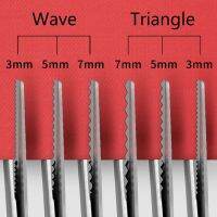 กรรไกรซิกแซกสำหรับช่างตัดเสื้อฟันสุนัขทราย ATTEND63SA3ตัดสร้อยข้อมือสแตนเลสทรงสามเหลี่ยมใช้มือจับที่จับสบายตัดเย็บเสื้อผ้ากรรไกรซิกแซกแบบมืออาชีพ