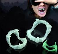 vampire denture toy glow in the dark For Halloween parties ของเล่นฟันปลอมแวมไพร์ เรืองแสงในที่มืด สําหรับปาร์ตี้ฮาโลวีน 5 ชิ้น/แพ็ค