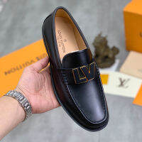 【บรรจุภัณฑ์กล่องของขวัญ】 Loafers38-45งานแต่งงานของผู้ชายรองเท้าหนังธุรกิจ L1V ดั้งเดิมสีตัดกันรองเท้ามีปุ่มสีตัดกัน