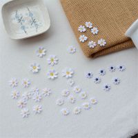 10pcs/lot Small Daisies Flower Patch Embroidery Sticker Sew on Patches for Clothing Applique Embroidery DIY Clothing Accessories Haberdashery