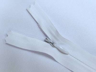 ซิปซ่อน invisible zipper สีขาว เบอร์ 3 ความยาว  20 นิ้ว