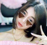 New Super  Sunglasses แว่นกันแดด สามเหลี่ยมมินิ เลนส์สีชา แถมซองใส่แว่น และผ้าเช็ดเลนส์อย่างดี เก็นเงินปลายทาง เท่ห์ หวานอมเปรี้ยว น่ารัก