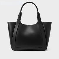 CHARLES and KEITH CK2-30671344 กระเป๋าสะพายความจุขนาดใหญ่