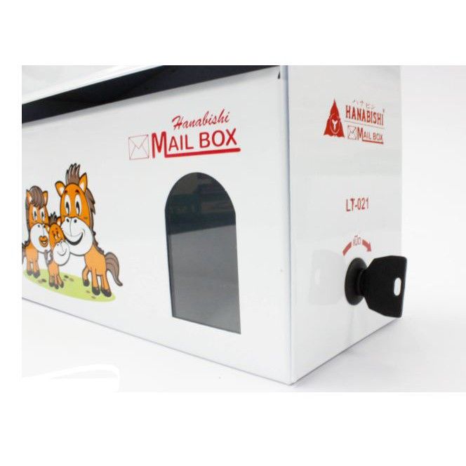 สินค้าใหม่-mail-box-ตู้จดหมาย-ลายครอบครัวม้า-hanabishi-รุ่น-lt-021-สีขาว-ตู้รับจดหมาย-เคลือบกันสนิม-ตู้จดหมายสวยๆ