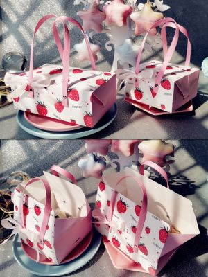 【YF】✇♕  1pc Strawberry Printed Protable Paper With Handle Chocolate Birthday New Year Decoration Handbag