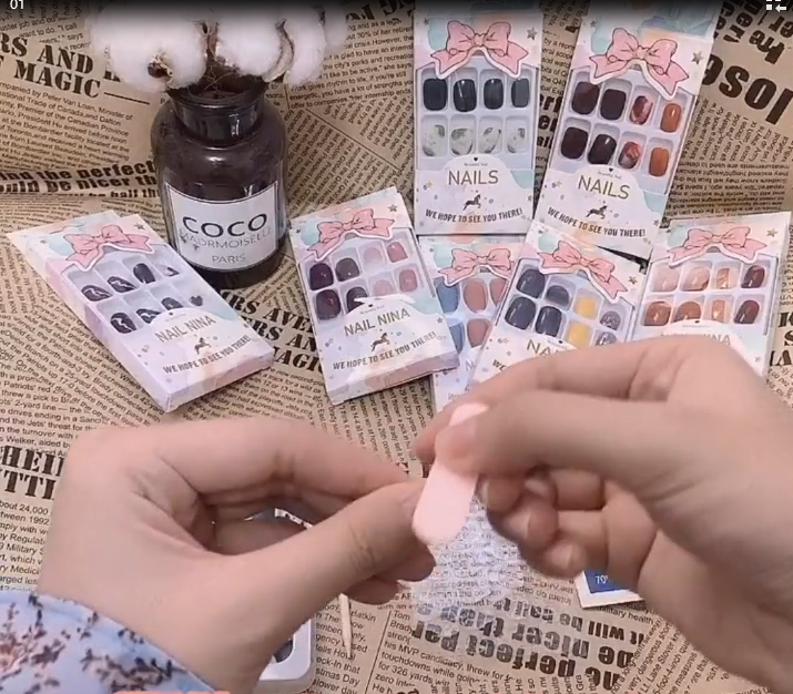 Khám phá bộ móng tay giả Hàn Quốc dễ thương, đáng yêu và bắt mắt để thêm phần thu hút trên đôi bàn tay của mình. Chúng có đầy đủ kiểu dáng và màu sắc để bạn lựa chọn, giúp bạn dễ dàng \
