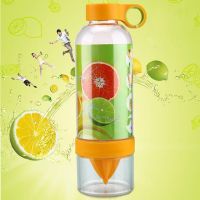 CITRUS ZINGER FLAVOR WITHA TWIST ขวดน้ำดื่ม พร้อมที่คั้นน้ำผลไม้ พกพาในตัว คั้นน้ำผลไม้ได้ง่ายสะดวก สีส้ม