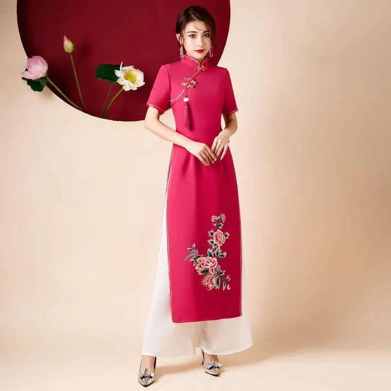 Ao Dai cheongsam hoa sen - Kết hợp giữa hai trang phục truyền thống của Trung Quốc và Việt Nam, áo dài cheongsam hoa sen tạo ra sự độc đáo và mới lạ. Với sự kết hợp vô cùng hài hòa giữa hoa sen và hoa mai, bộ trang phục mang đến sự sang trọng và quyến rũ cho người mặc.