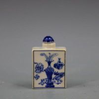 Antique porcelain blue and white antique pattern snuff bottle