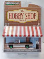 1:64 1984 GMC 2500 High Sierra &amp; Gas Pump Station Green Edition คอลเลกชันของรุ่นรถยนต์