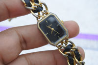 นาฬิกา Vintage มือสองญี่ปุ่น LAMUE ระบบ QUARTZ ผู้หญิง ทรงสี่เหลี่ยม กรอบเงิน หน้าดำ หน้าปัด 20มม. สายสแตนเลสแท้ ใช้งานได้ปกติ สภาพดี ของแท้ ไม่กันน้ำ