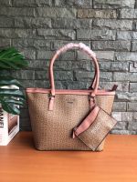 กระเป๋า  GUESS SHOPPER BAG WITH POUCH  กระเป๋าสะพายไหล่มาพร้อมกระเป๋าใบเล็ก รุ่นใหม่ล่าสุดจาก GUESS FACTORY หนังลาย  Monogram สวยหรู ดูแพงอยู่ทรง