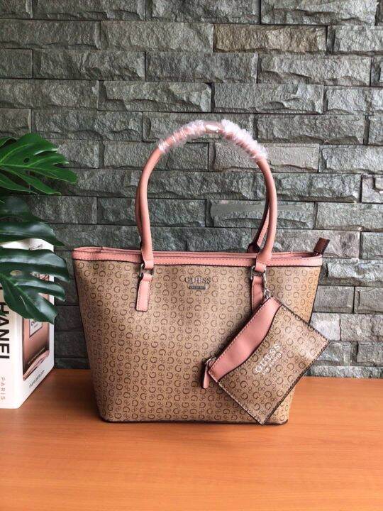 guess-shopper-bag-with-pouch-กระเป๋าสะพาย-มาพร้อมกระเป๋าใบเล็ก-รุ่นใหม่ล่าสุดจาก-guess-factory-หนังลาย-monogram-สวยหรู-ดูแพงอยู่ทรง