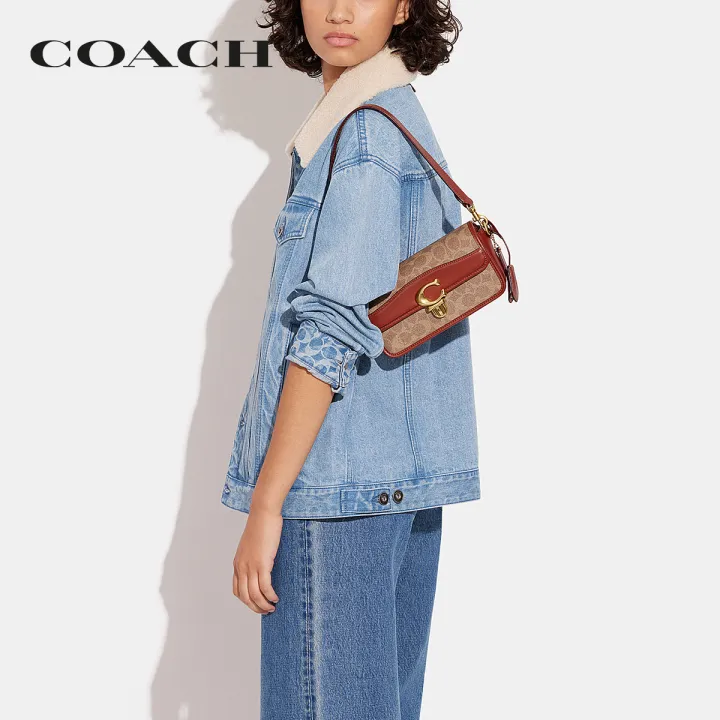 coach-กระเป๋าสะพายข้างผู้หญิงรุ่น-studio-baguette-bag-in-signature-canvas-สีครีม-ce764-b4nq4