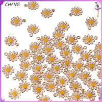 CHANG 100ชิ้นเครื่องลางดอกไม้สีขาวอัลลอยด์ขนาดเล็กดอกไม้ดอกเบญจมาศโปรดปรานงานแต่งงานชุบทองตุ้งติ้งเสน่ห์วันวาเลนไทน์