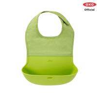 OXO ผ้ากันเปื้อนเด็ก สีเขียว l OXO Tot Roll Up Bib Green ปลายด้านล่างเป็นซิลิโคน รองรับอาหารที่หกได้ ไม่ซึม ไม่เลอะเทอะ สามารถม้วนเก็บได้