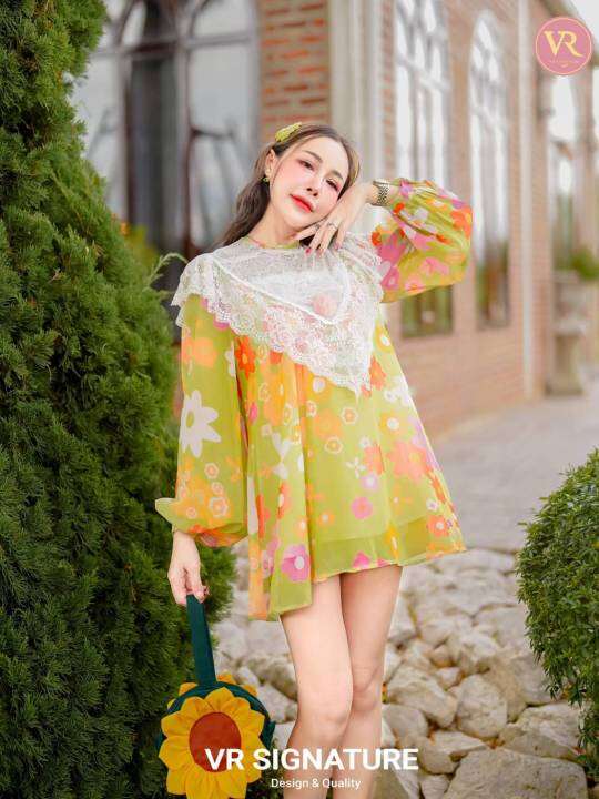 vr-dress-สั้น-แขนยาว-ช่วงบนแต่งผ้าลูกไม้-แต่งดอกไม้ช่วงอก-ทรง-oversize-พิมพ์ลวดน่ารัก-เนื้อผ้าชีฟองเนื้อดีใส่สบายสุดๆ