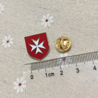 Masonic Red Shield สีขาว Maltese Cross Crusader Order Knight Lapel Pins และเข็มกลัด Malons Freemasonry Pin ป้าย