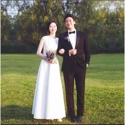 ผ้าซาตินชุดคลุมสีขาวยาวเปิดไหล่ข้างเดียวแบบเรียบง่ายเจ้าสาวเซนแต่งงานแบบกองพลแสงไฟสำหรับถ่ายภาพ Qs45ชุดแต่งงาน