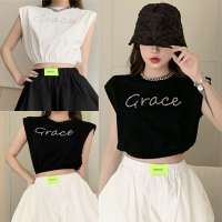 900Shop?เสื้อครอปเอวจั๊ม 2 สี อกแต่งรีดเพชรลายภาษาอังกฤษ Grace