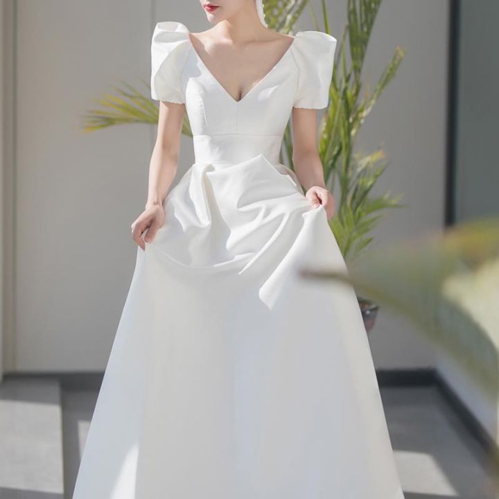 ชุดแต่งงานผ้าซาตินฝรั่งเศสใหม่ที่เรียบง่ายคอวีแขนสั้นเจ้าสาวแต่งงานฮันนีมูนเดินทางชุดสีขาว