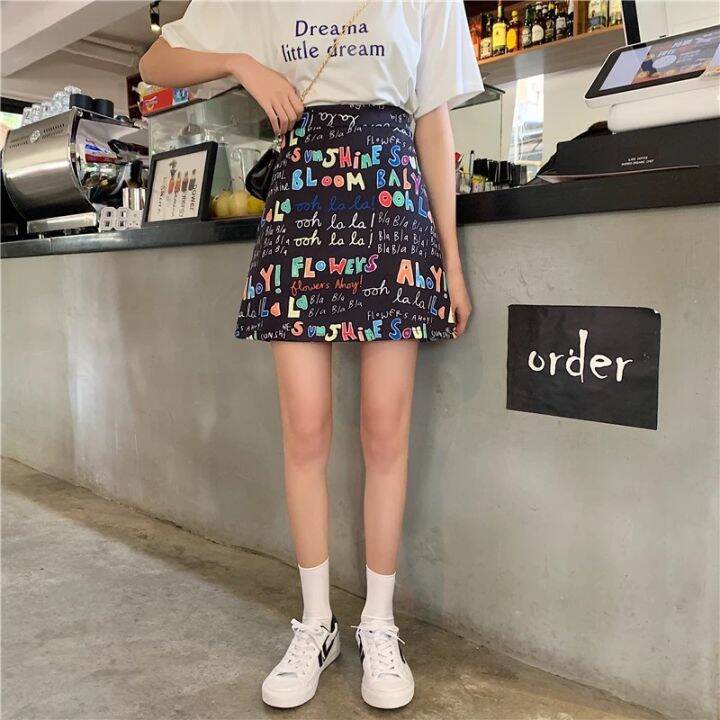 พร้อมส่ง-fashion-dress-shop-กระโปรงทรงเอเอวสูงกราฟฟิตีสไตล์ฮ่องกง-เทรนด์ใหม่-กระโปรงสั้น